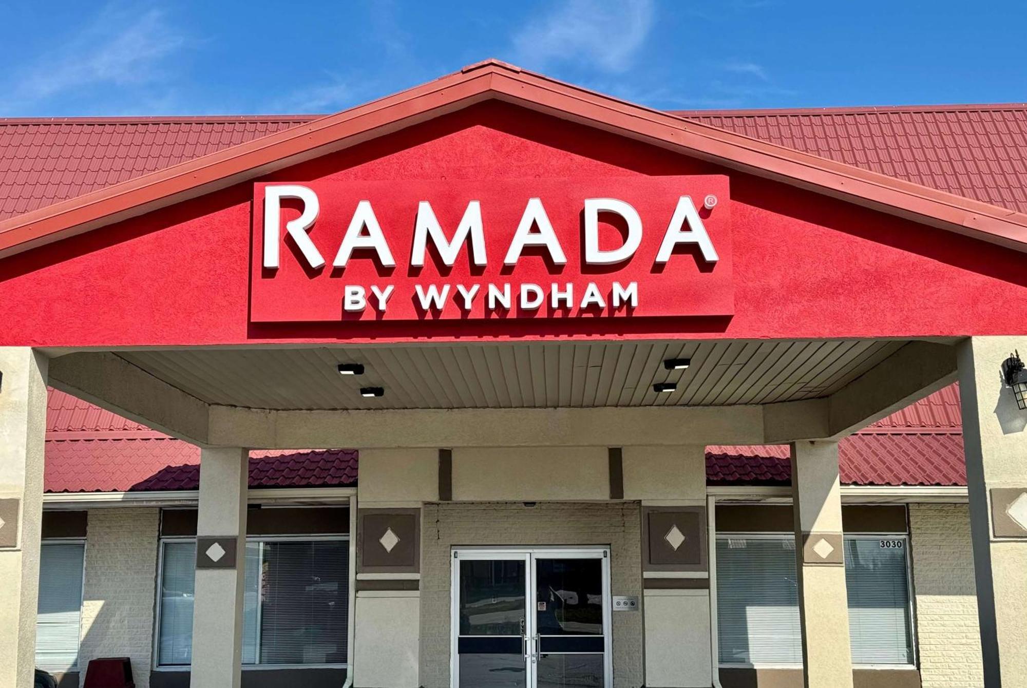 Отель Ramada By Wyndham Ламбертон Экстерьер фото